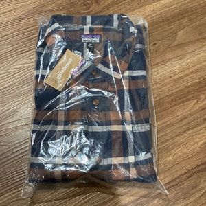 NWT Patagonia men’s lightweight fjord flannel shirt navy blue plaid